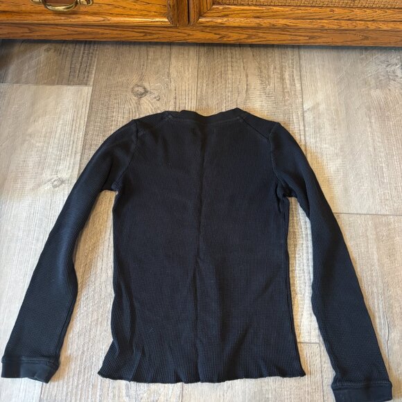 Everlane The Organic Cotton Waffle Tee Long Sleeve Shirt in Washed Black - Picture 6 of 7